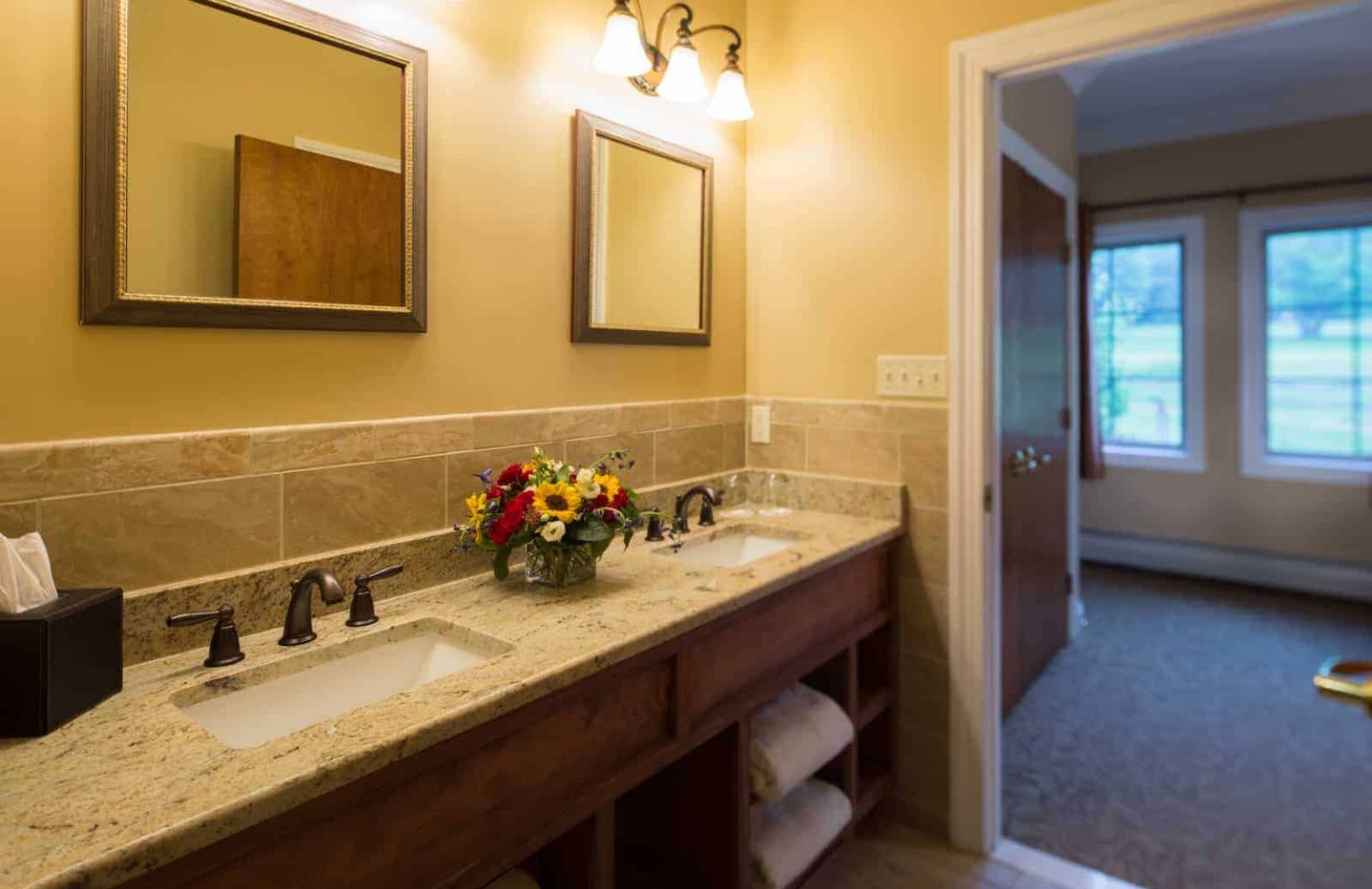 Gallery Image - Inside a guest bathroom at Skytop Lodge Cottages