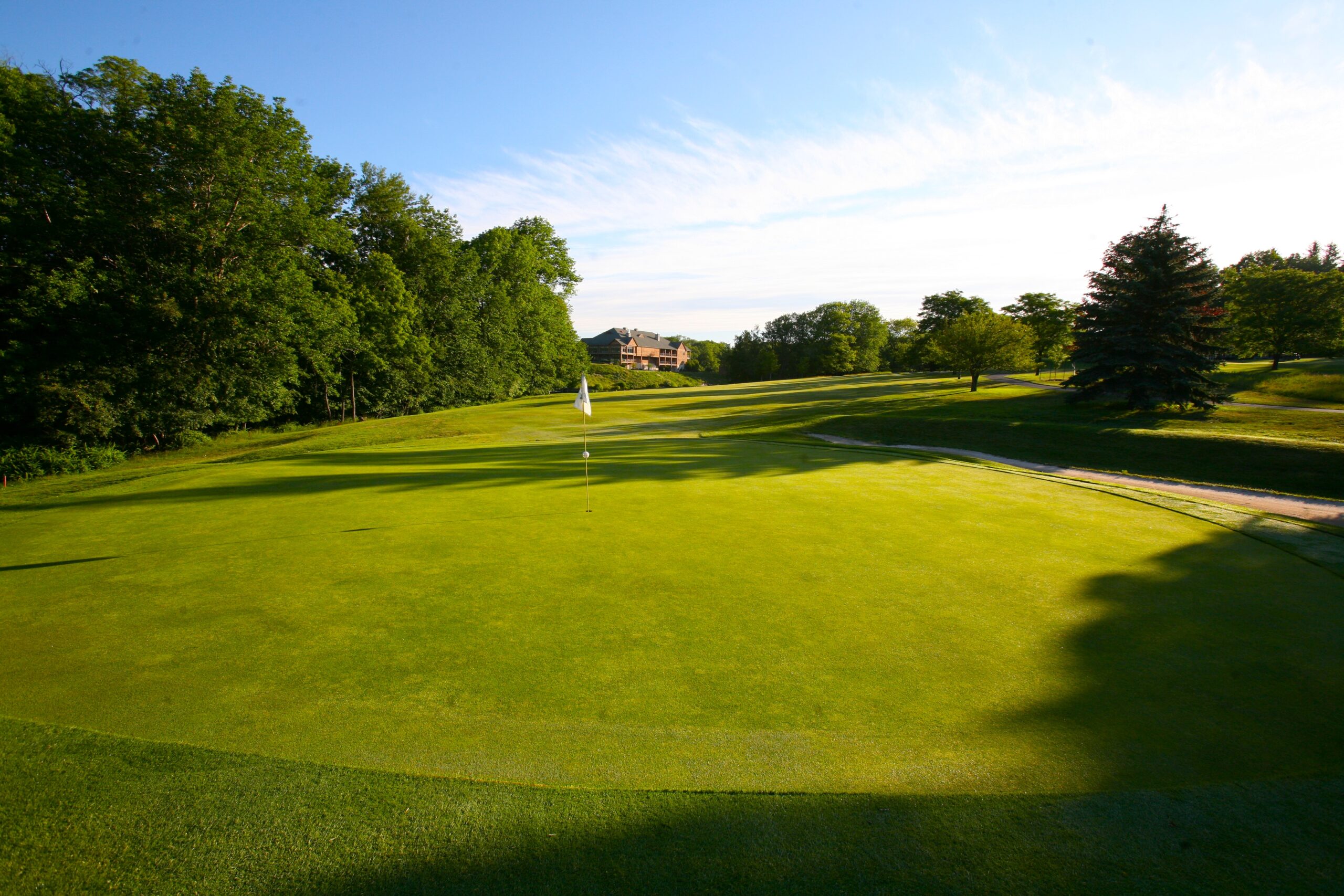 skytop lodge golf course green with flag